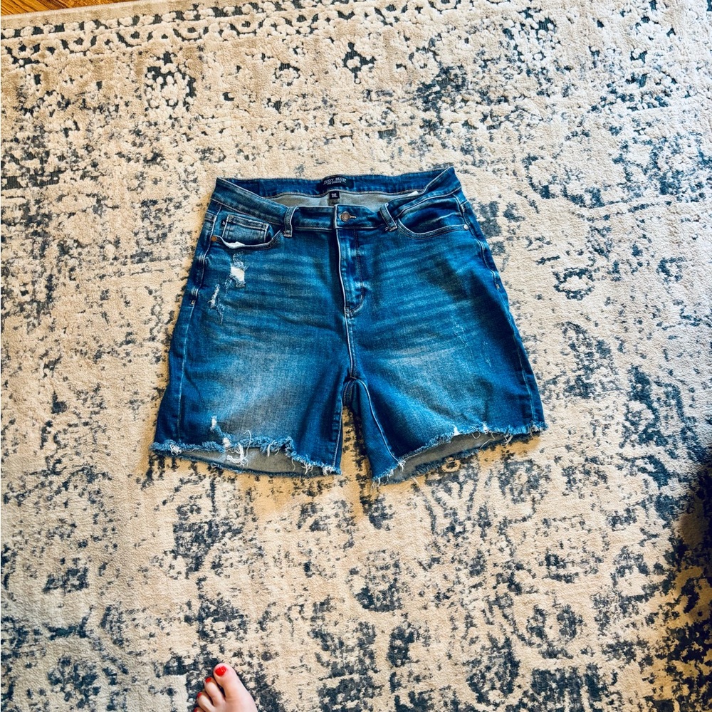 Judy Blue Jean Shorts Blue Distressed Mid-Thigh